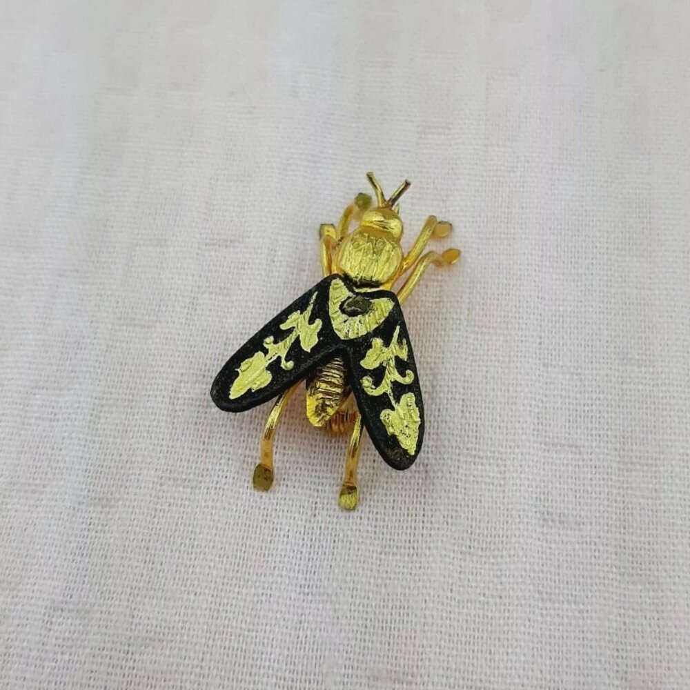 Vintage Damascene Art Spanish Fly Pin Brooch Bug Insect Gold Black Tone Small 1" - Picture 4 of 5